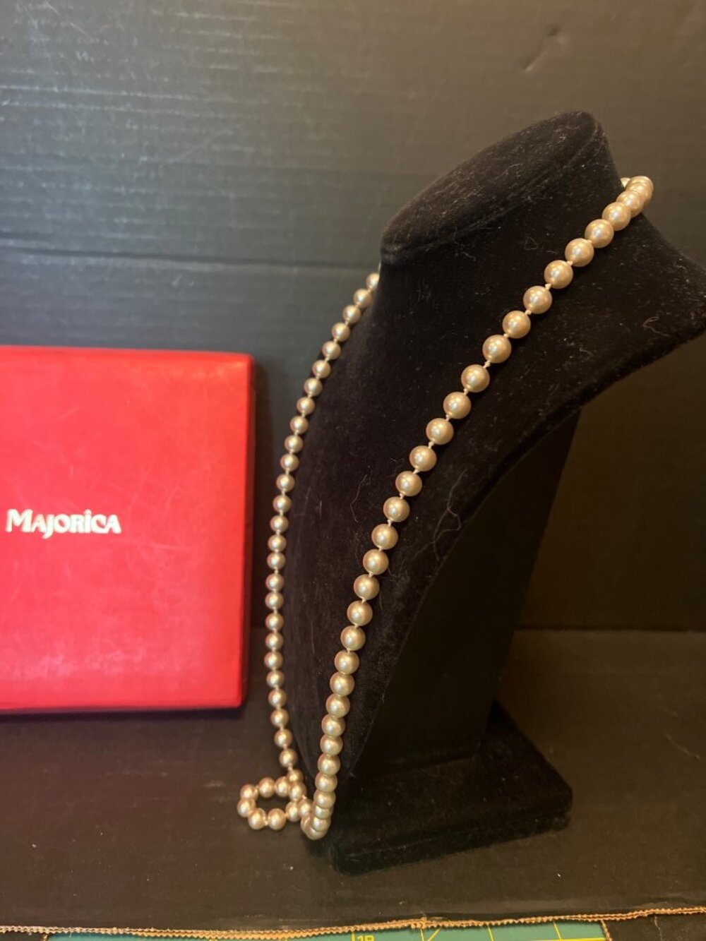 Majorica Simulated Pearl Necklace 30-Inch Strand Silver  Pearls & Red Box VTG - Picture 2 of 11